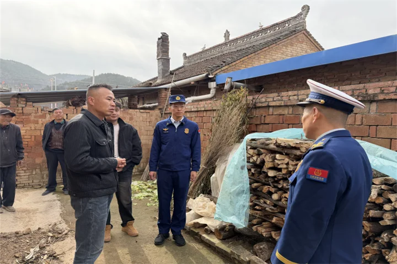 119消防宣傳月 | 合水消防聯(lián)合鄉(xiāng)鎮(zhèn)網(wǎng)格員走村入戶勸導(dǎo)農(nóng)戶清理柴火堆