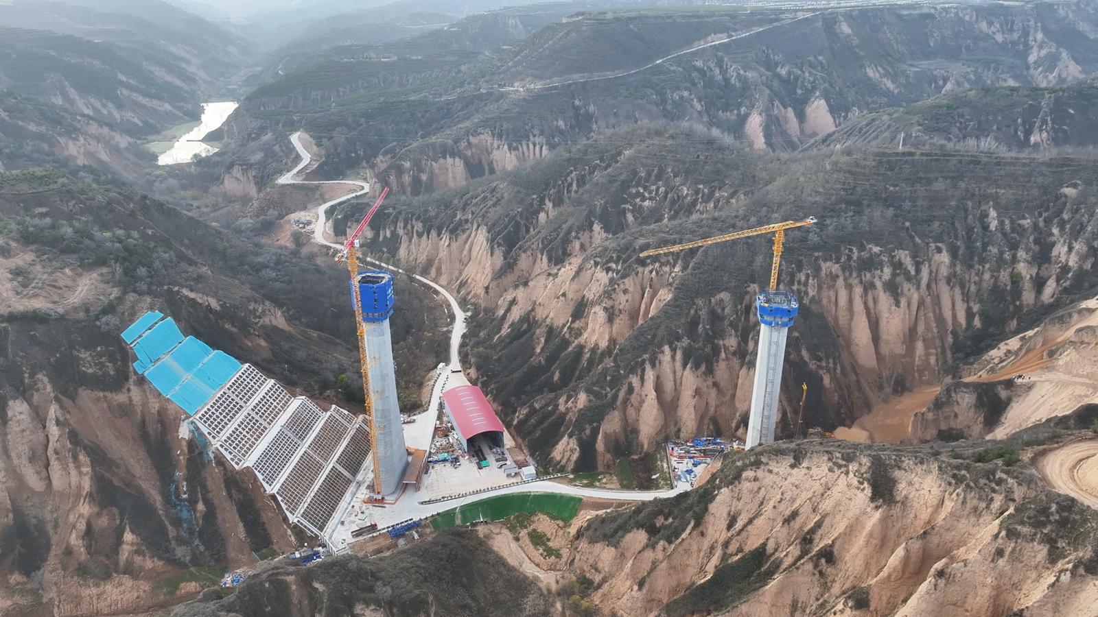 【攝影報道】平慶鐵路稠水溝特大橋主墩全部完成封頂