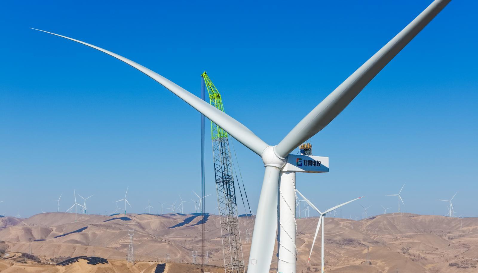 甘肅慶陽“東數西算”產業園區綠電聚合試點項目首臺風機成功吊裝