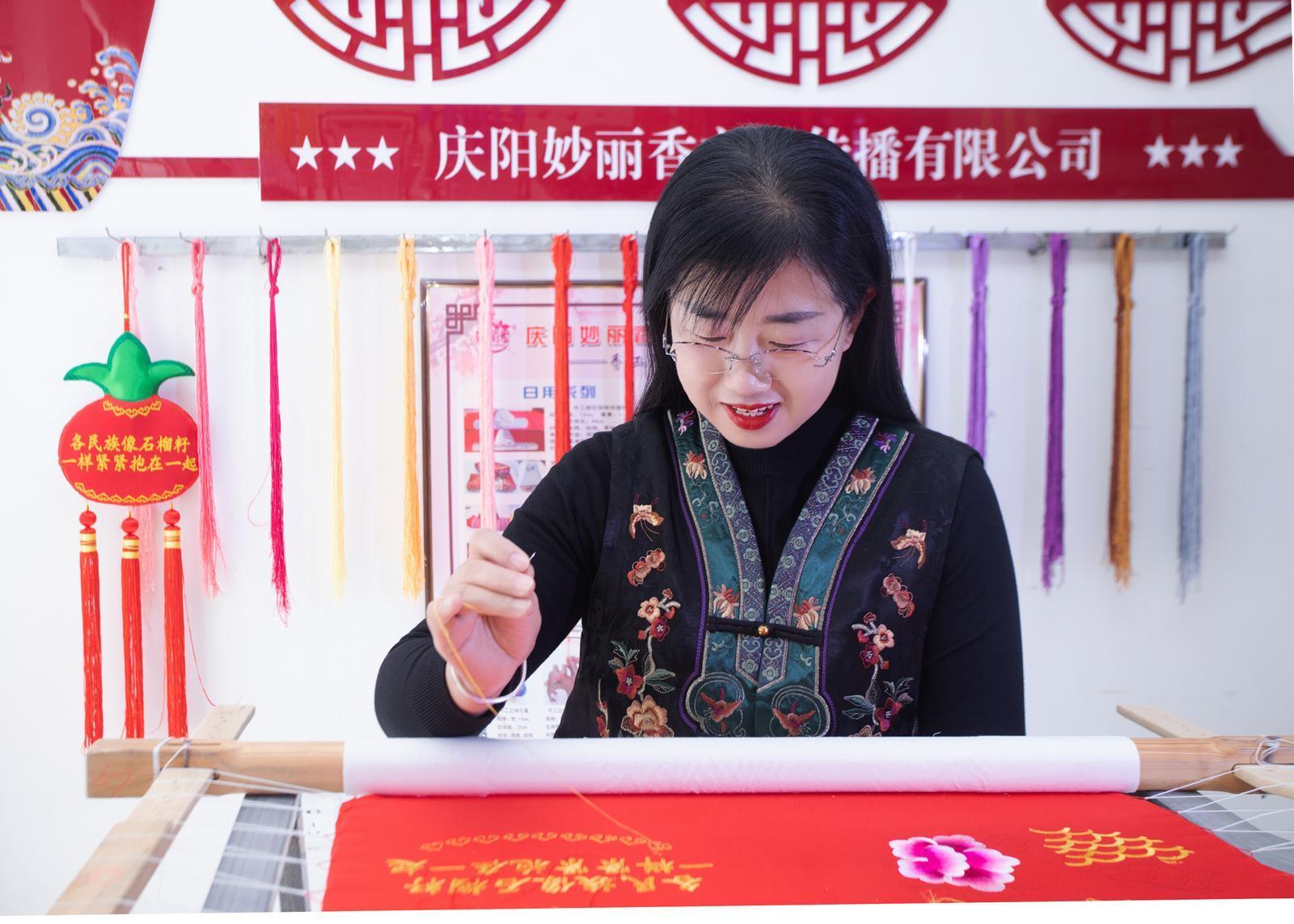 【攝影專題】非遺“守藝”人任艷艷：一針一線“繡”出鄉村新圖景