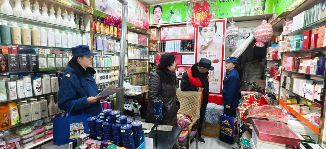 消防宣傳“掃街”記：給商鋪?zhàn)觥澳昴w檢”