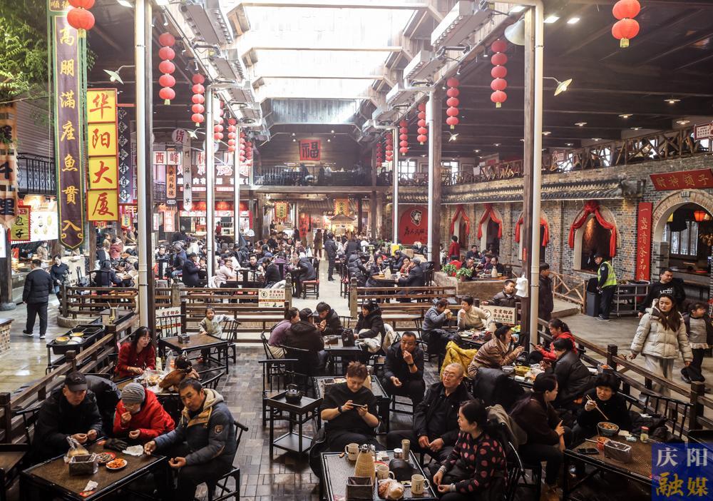 【攝影報道】品美食、聽秦腔、享康養!西峰這條民俗古街升級后人氣爆棚