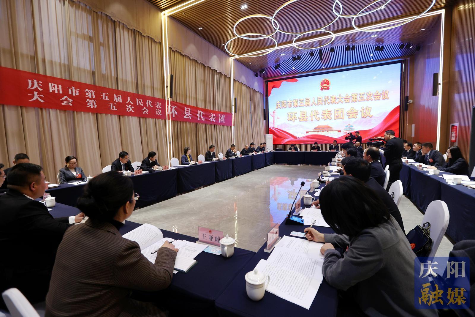 周繼軍在環(huán)縣代表團(tuán)審議時(shí)強(qiáng)調(diào) 乘勢(shì)而上 奮勇?tīng)?zhēng)先 加快建設(shè)現(xiàn)代化產(chǎn)業(yè)強(qiáng)縣經(jīng)濟(jì)強(qiáng)縣