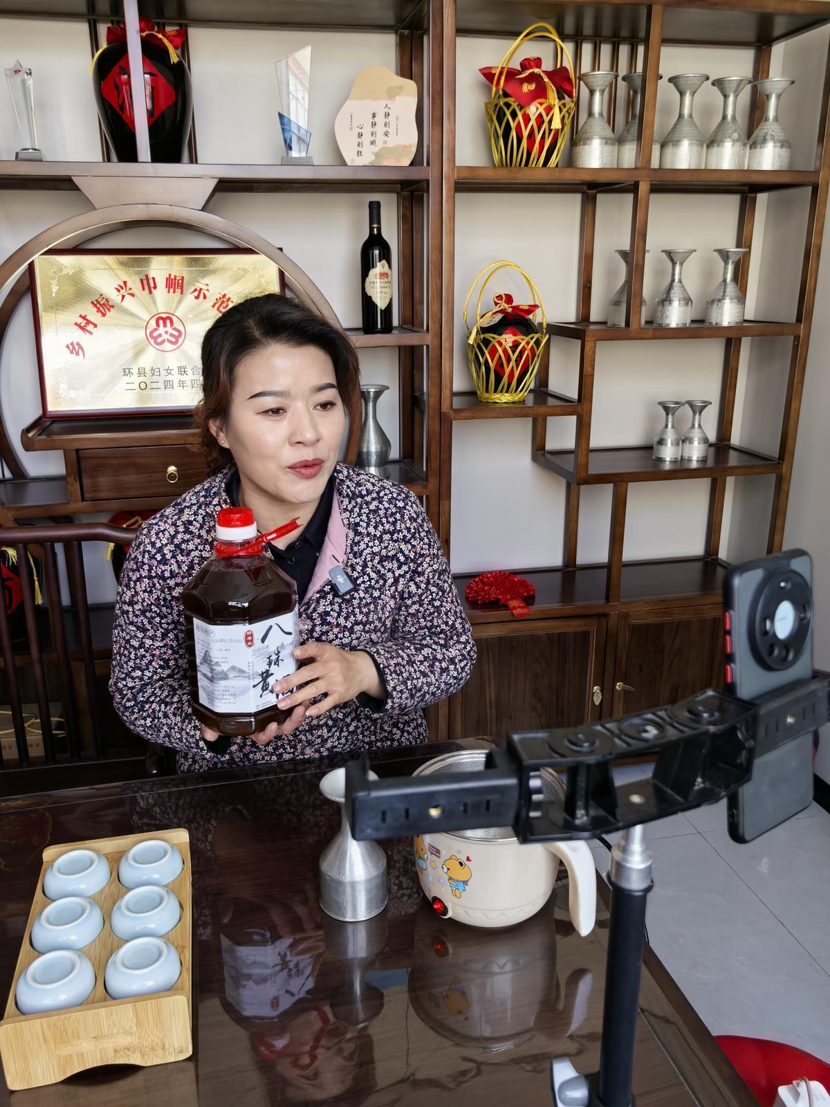 【新春走基層】黃酒釀新篇 共富飄香路——環縣八珠鄉代玉萍的產業振興實踐