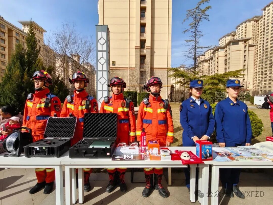 3·5學雷鋒丨慶陽消防在小區里擺了個“攤”