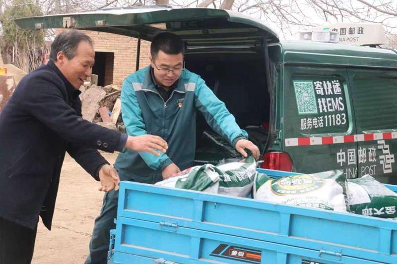 西峰郵政：農資送到地頭 服務做到心頭