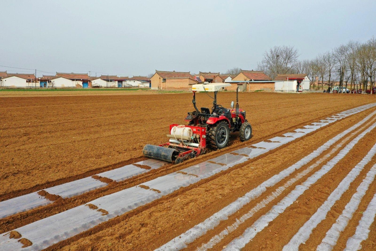 【春啟隴東 耕繪新篇】寧縣：無人駕駛覆膜“慧”就春耕新圖景