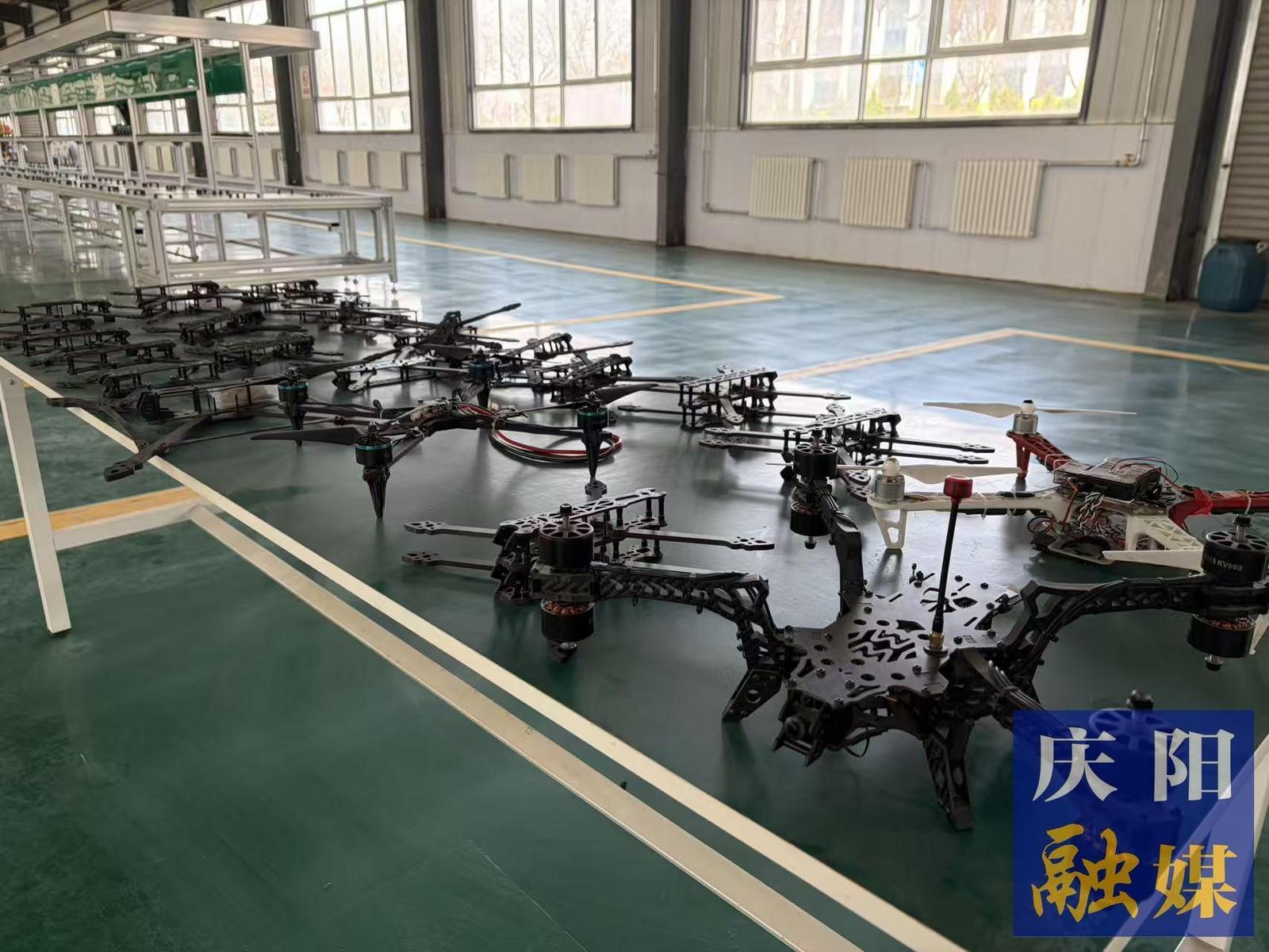 【低空經濟·飛手基地】九州維安（甘肅）公司每周產出300架穿越機機架
