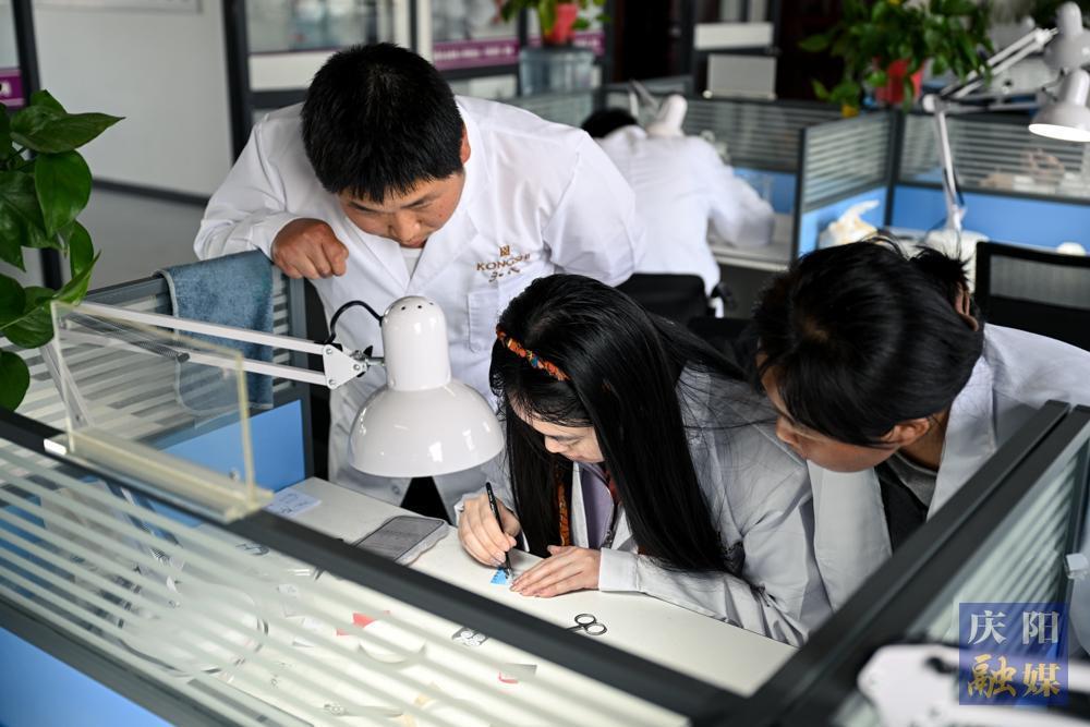 【攝影報(bào)道】琺瑯工坊里的新起點(diǎn)——孔氏琺瑯慶陽助殘就業(yè)紀(jì)實(shí)